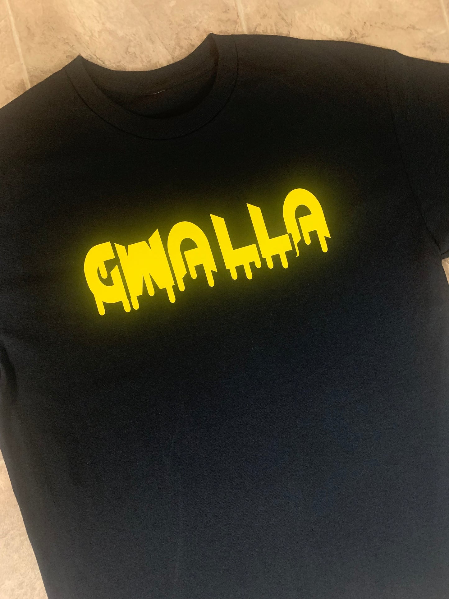 BLACK/YELLOW GWALLA TEE